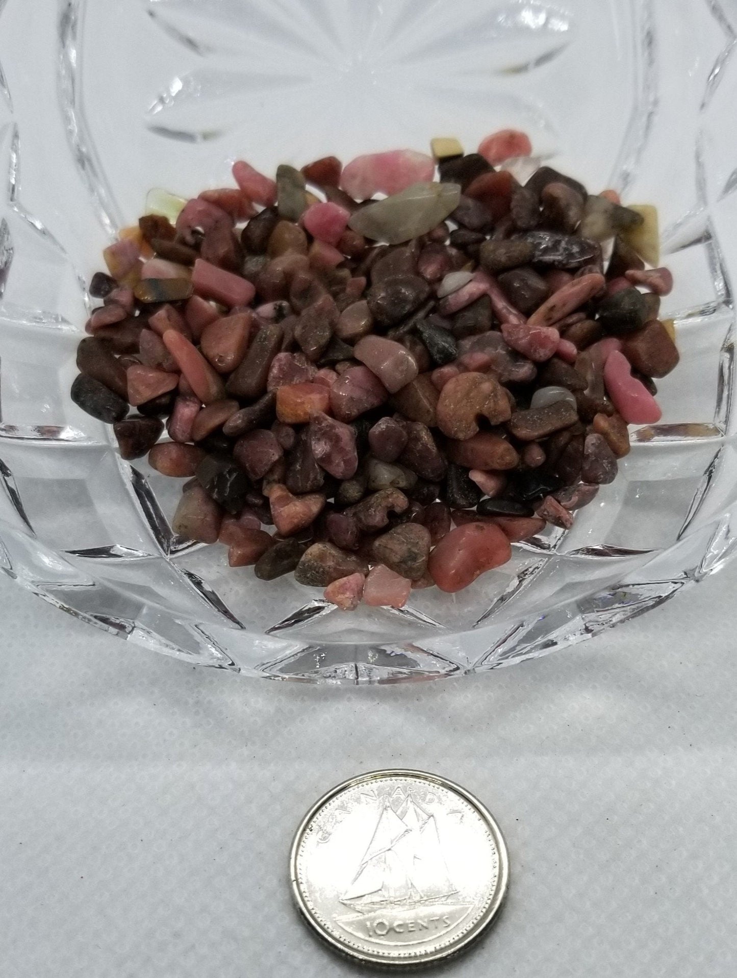 30 grammes de copeaux de cristal de rhodonite naturelle, sans trou, non percés, de petite à moyenne taille, environ 2~8x2~4mm