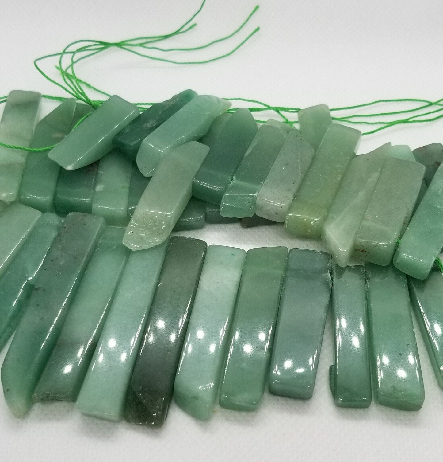 Lot de 4 pointes de cristal d'aventurine verte naturelle, véritable pierre précieuse, rectangulaire, semi-polie, polie brute, 20~65x7~15x6~10mm, trou 2mm