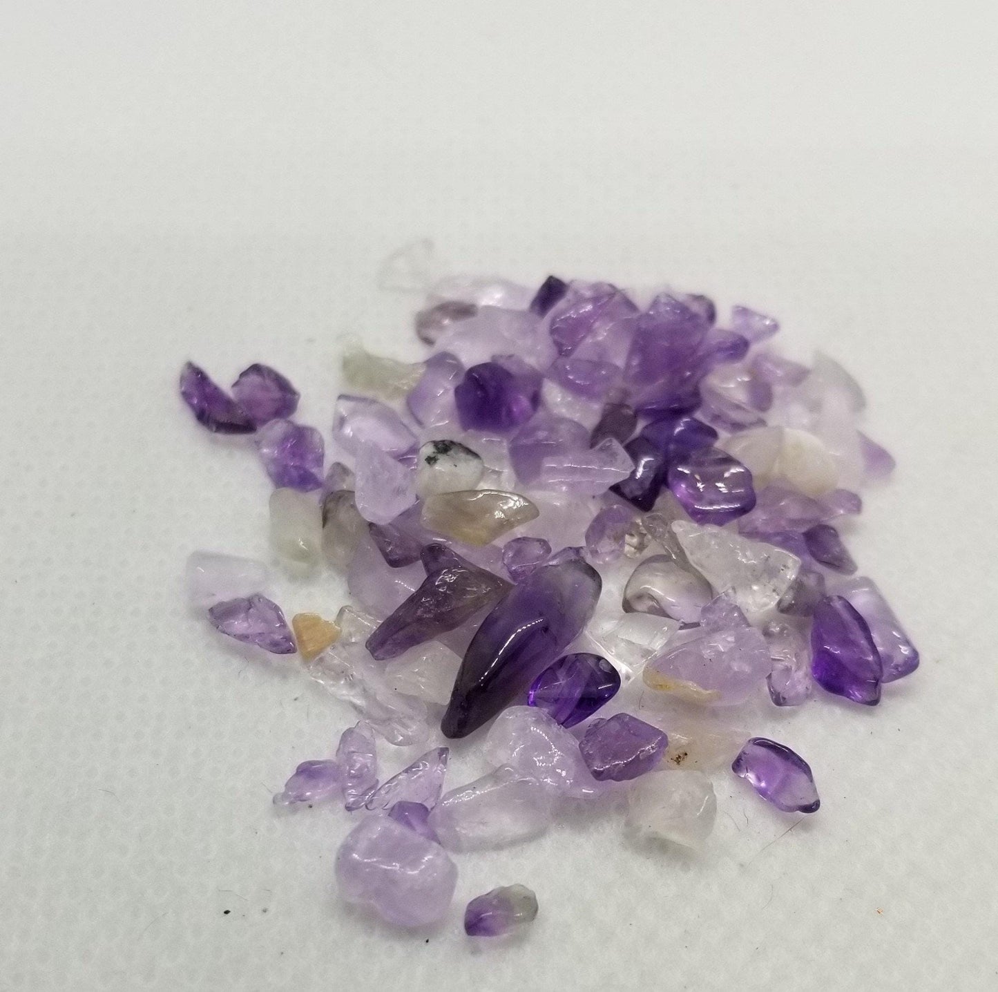 30 grammes de copeaux de cristal de pierre précieuse d'améthyste naturelle, sans trou, non percés, de petite à moyenne taille, environ 2-8 mm x 2-4 mm environ