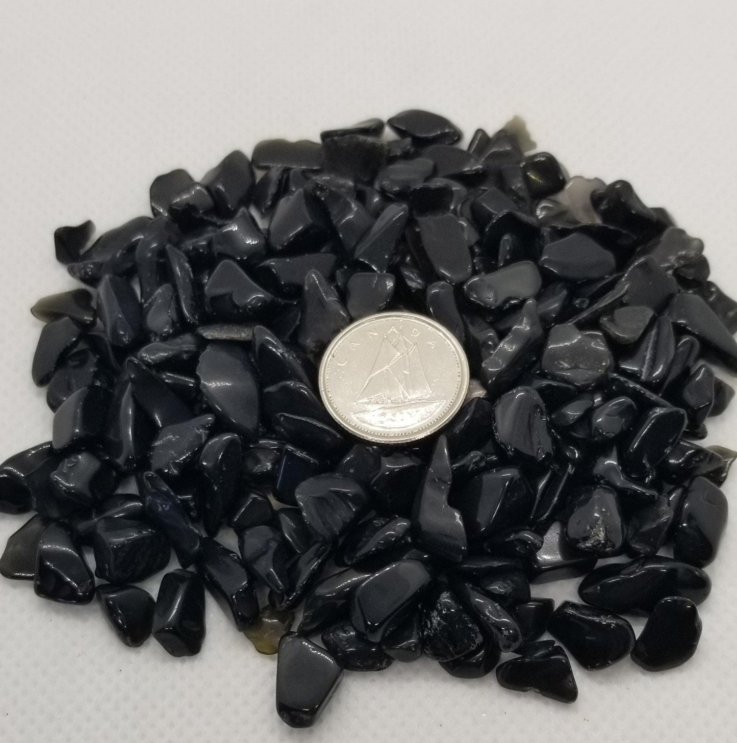 50 grammes d'éclats d'obsidienne naturelle, éclats de cristal, éclats de pierres précieuses, sans trou/non percé, environ 5~10,5x5~7x2~4mm, éclats de taille moyenne