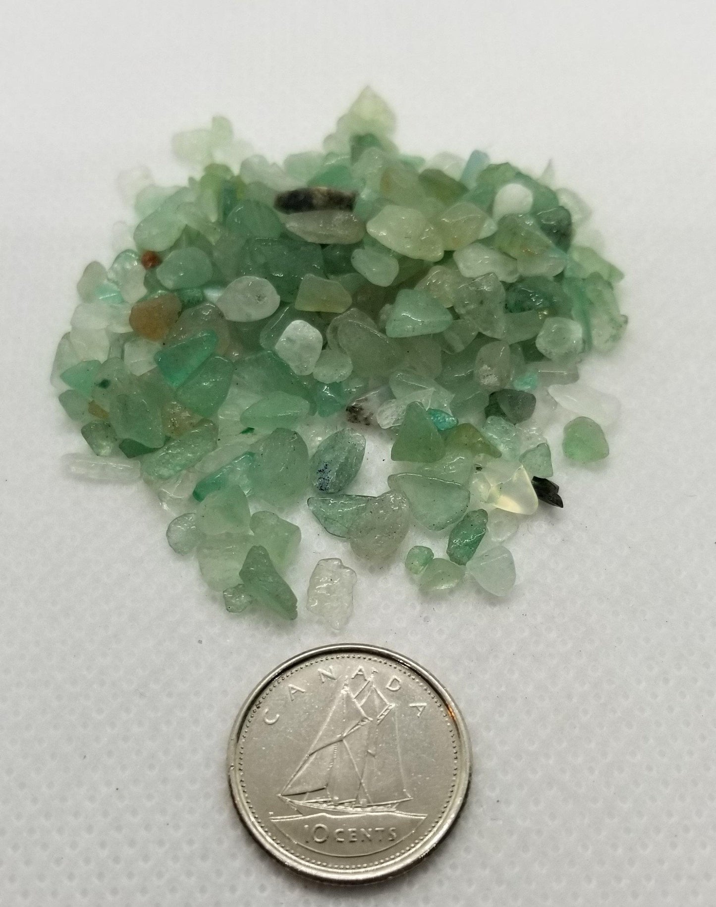 30 grammes de copeaux de cristal d'aventurine verte naturelle, sans trou, non percés, de petite à moyenne taille, environ 2~8x2~4mm