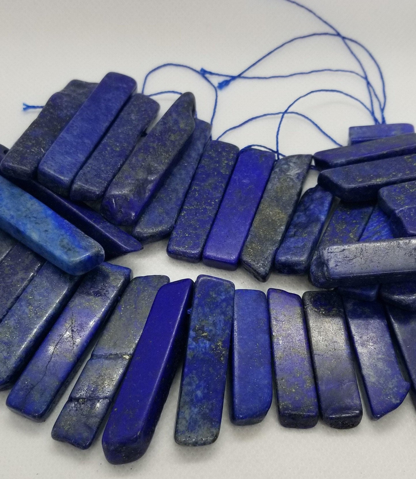 4 pointes de cristal de lapis-lazuli naturel, teintées, percées sur le dessus, semi-mates, semi-polies, polies grossièrement, 20~65x7~15x6~10mm, trou 2mm