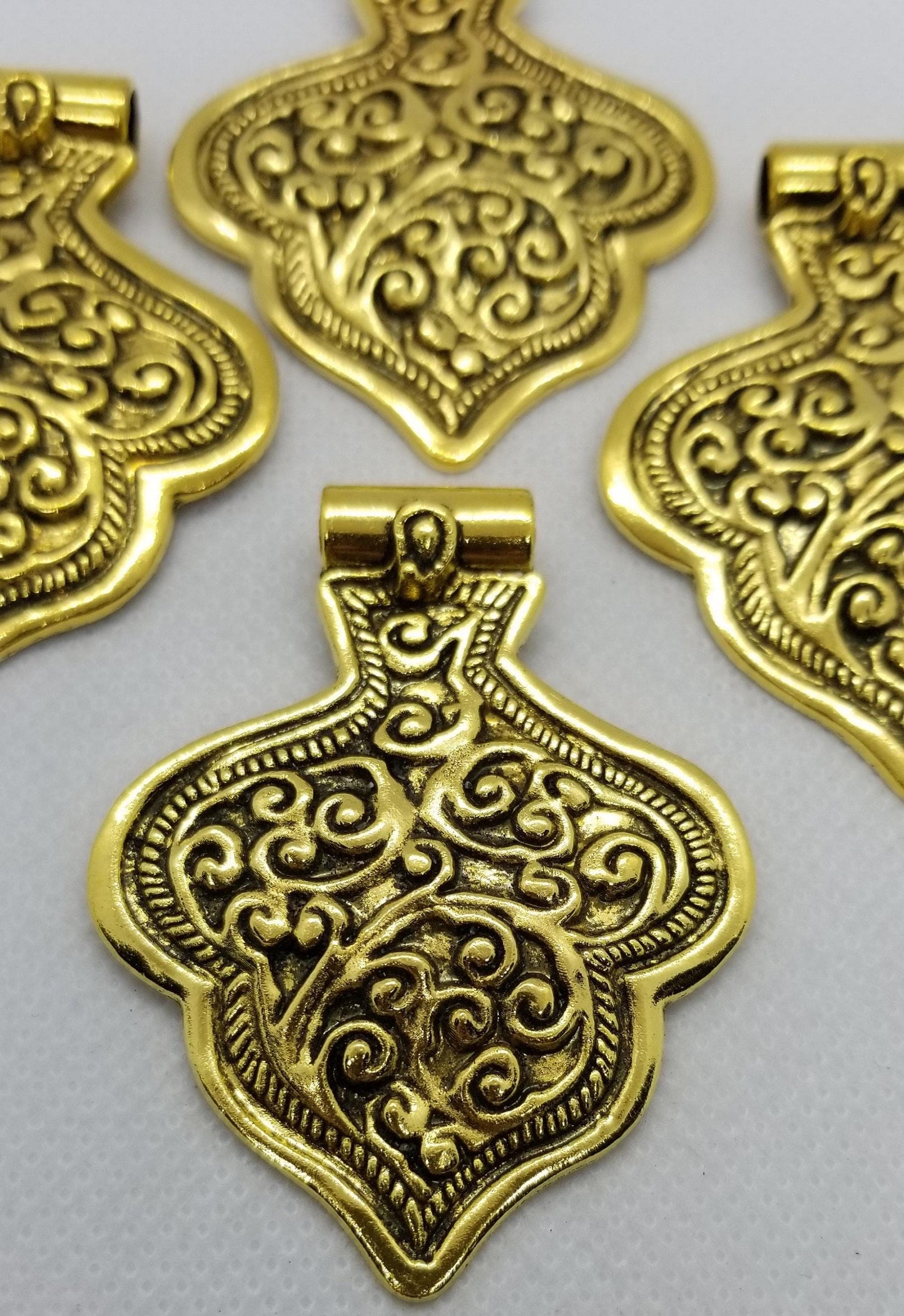 2 pieces Large Antique Gold Focal Pendant, Club Flower, Tibetan Style Brass Alloy, Big Pendants, Antique Golden, 58x46x3mm, Hole 4mm