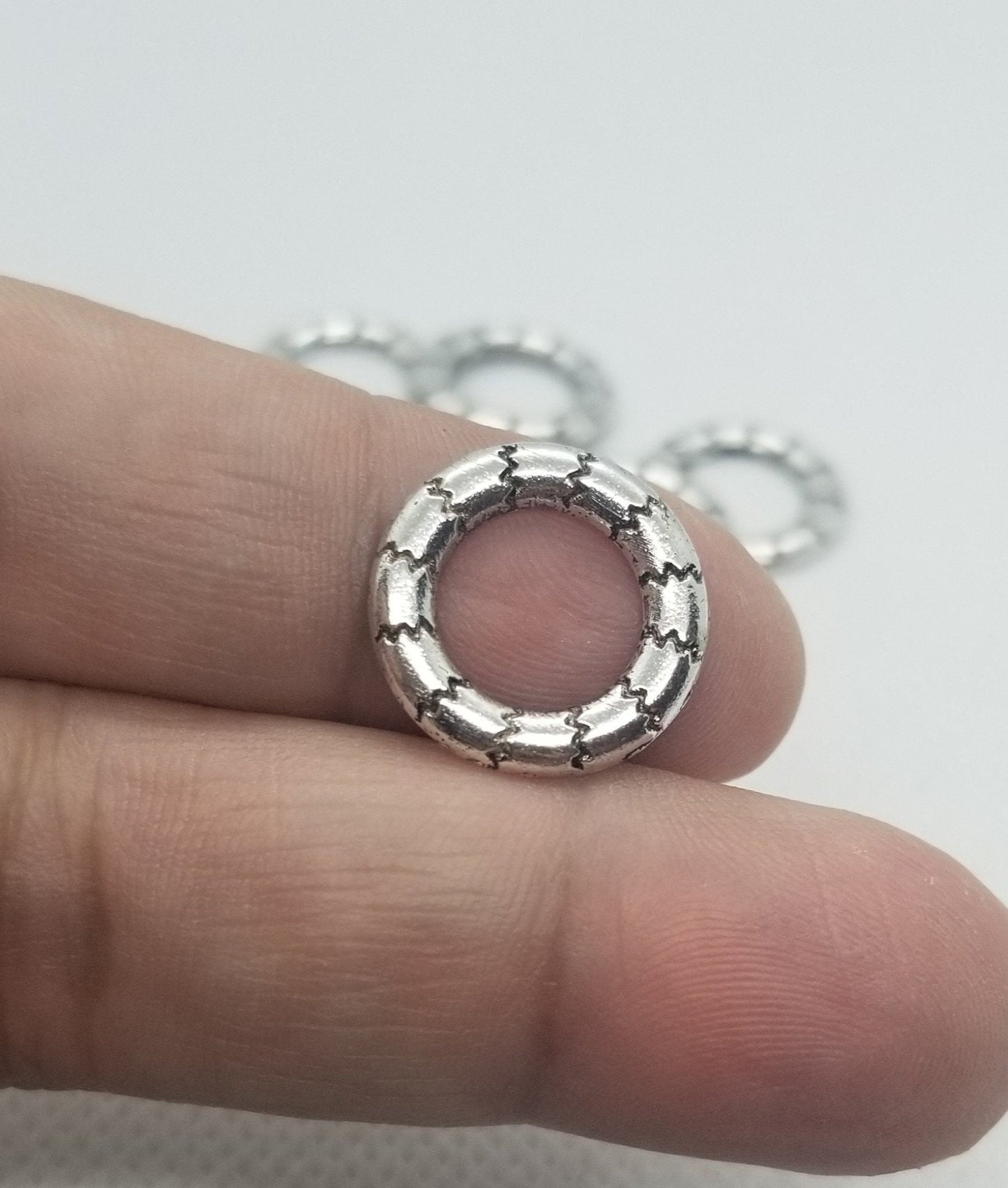 5 pcs Antique Silver Linking Rings, Circle Frames, Lead, Cadmium, Nickel Free, Rondelle, 17mm diameter, 2mm thick, hole 10mm, CLEARANCE