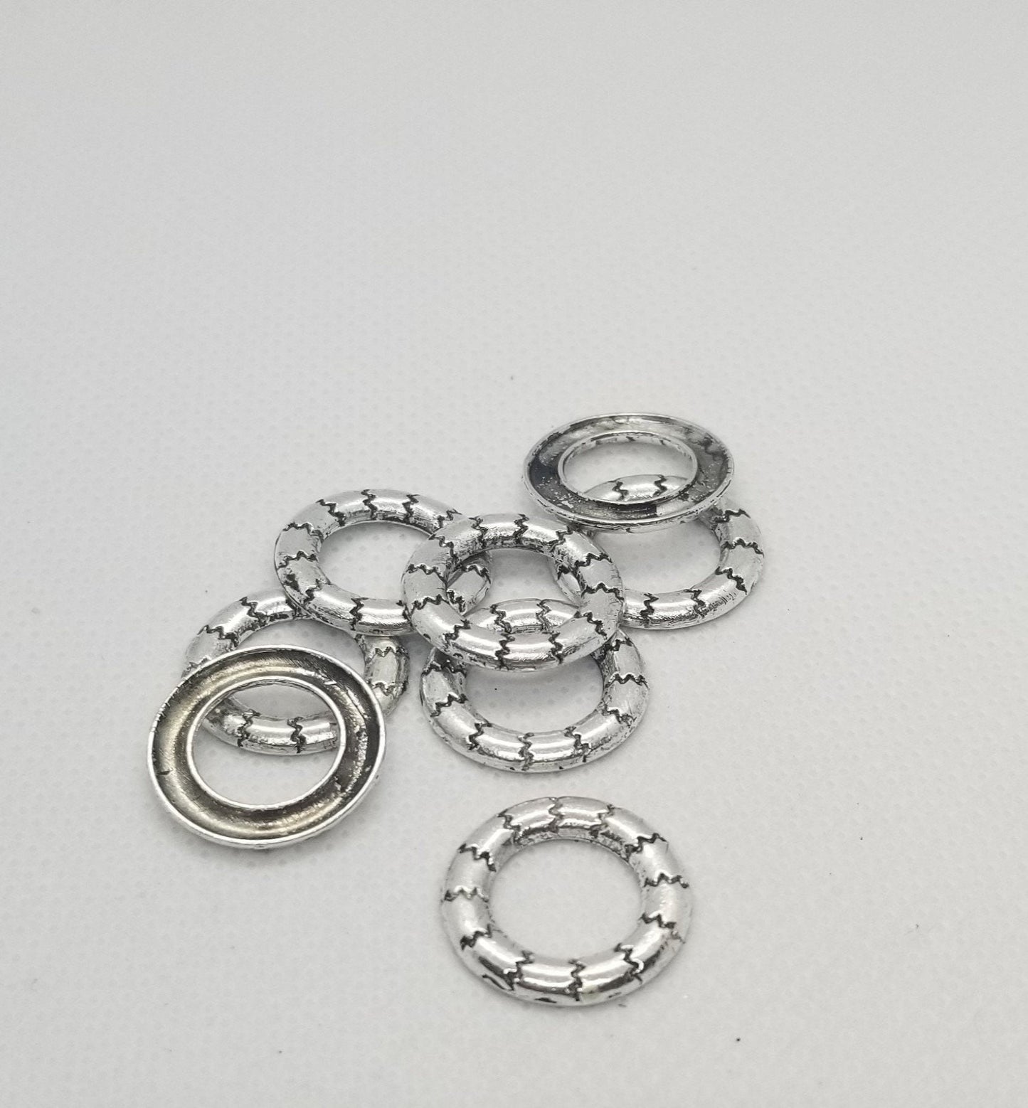 5 pcs Antique Silver Linking Rings, Circle Frames, Lead, Cadmium, Nickel Free, Rondelle, 17mm diameter, 2mm thick, hole 10mm, CLEARANCE