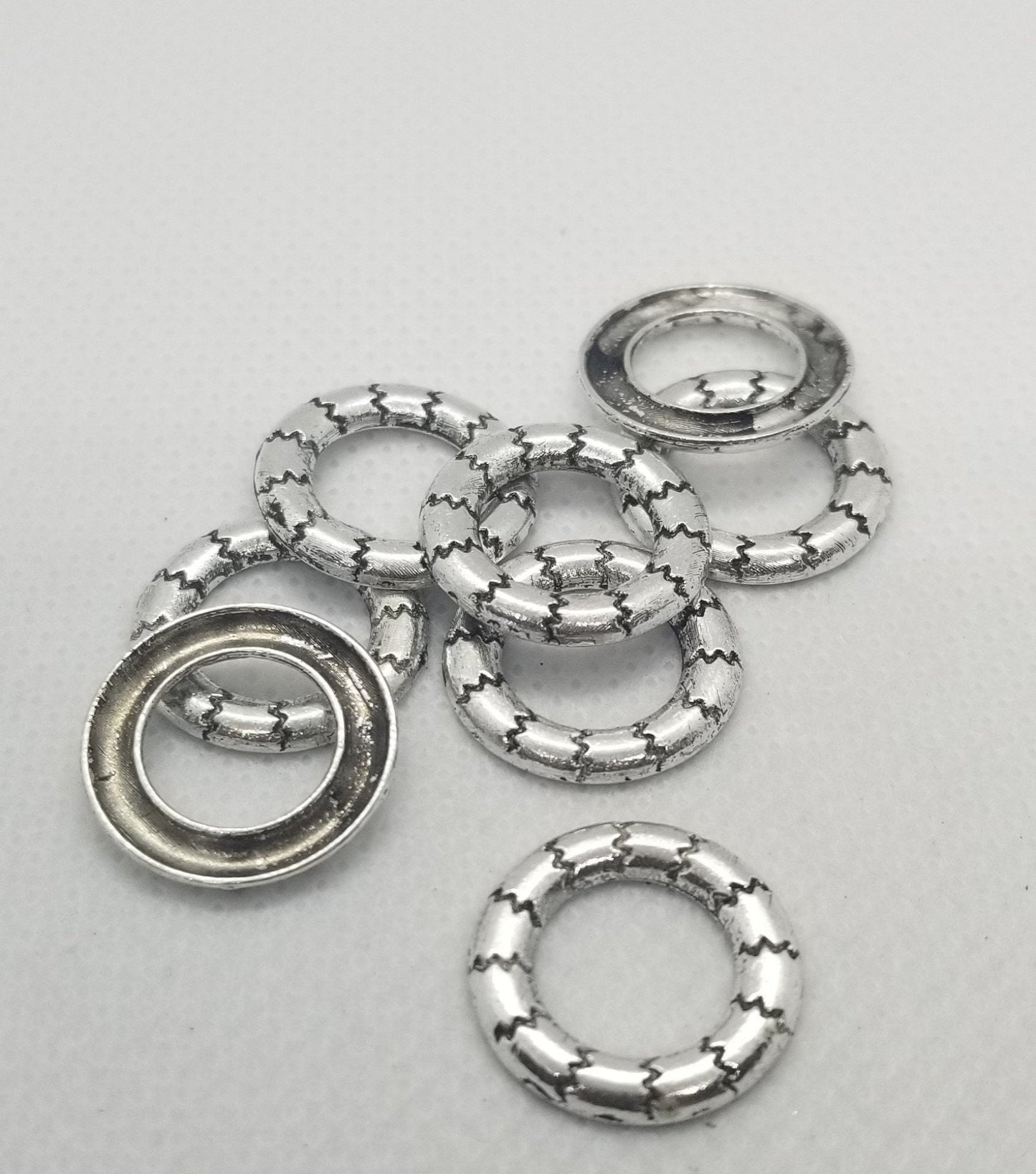 5 pcs Antique Silver Linking Rings, Circle Frames, Lead, Cadmium, Nickel Free, Rondelle, 17mm diameter, 2mm thick, hole 10mm, CLEARANCE