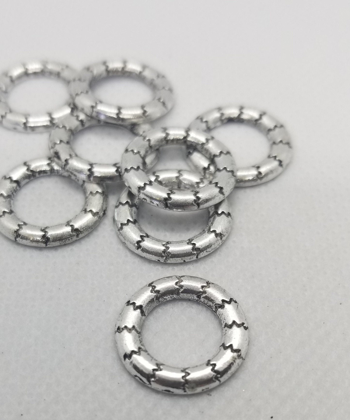5 pcs Antique Silver Linking Rings, Circle Frames, Lead, Cadmium, Nickel Free, Rondelle, 17mm diameter, 2mm thick, hole 10mm, CLEARANCE