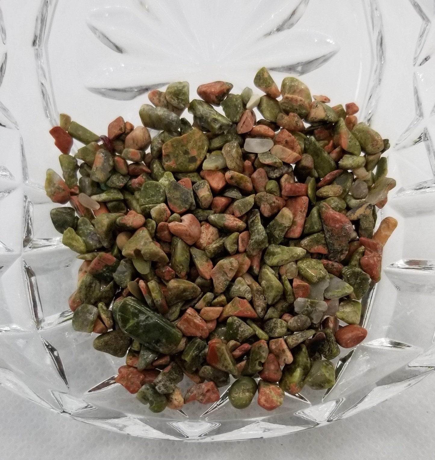 30 grammes de copeaux de cristal d'unakite naturel, sans trou, non percés, de petite à moyenne taille, environ 2~8x2~4mm