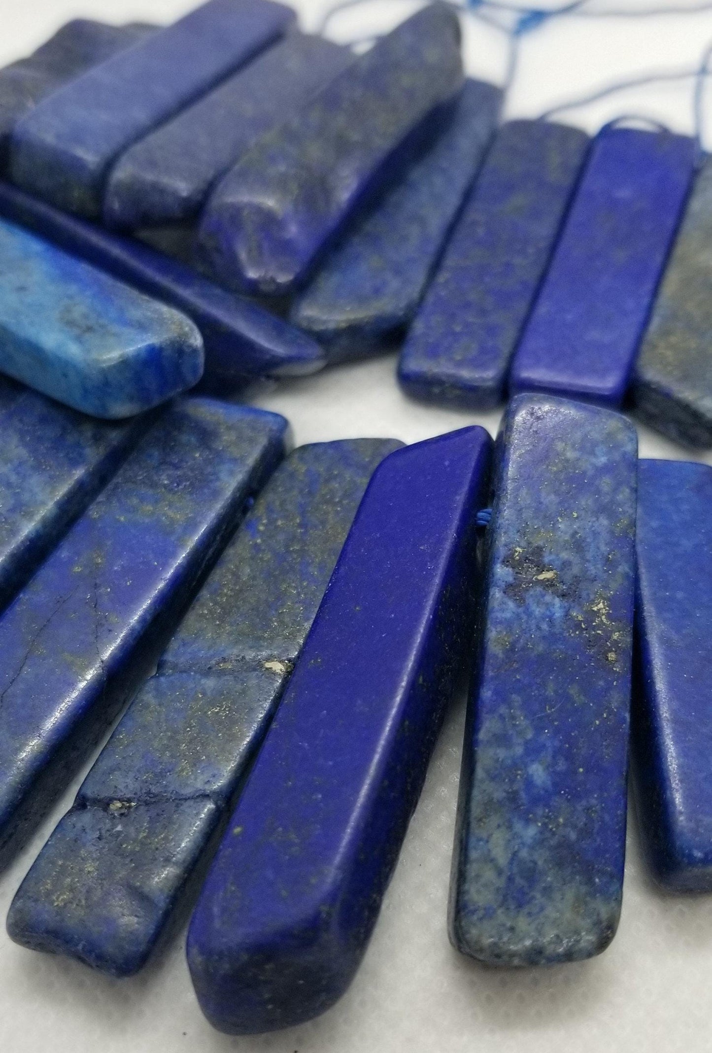 4 pointes de cristal de lapis-lazuli naturel, teintées, percées sur le dessus, semi-mates, semi-polies, polies grossièrement, 20~65x7~15x6~10mm, trou 2mm