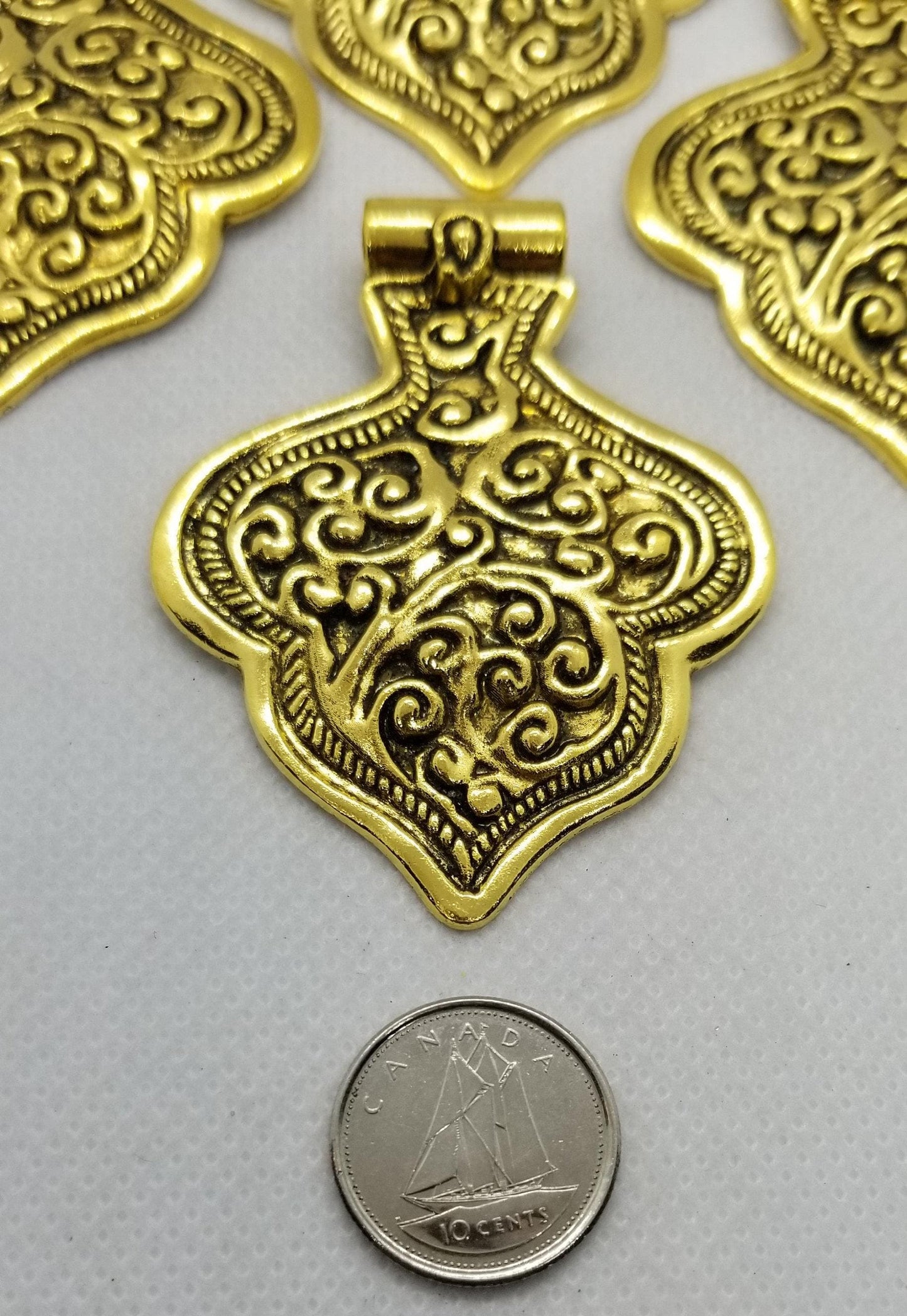 2 pieces Large Antique Gold Focal Pendant, Club Flower, Tibetan Style Brass Alloy, Big Pendants, Antique Golden, 58x46x3mm, Hole 4mm