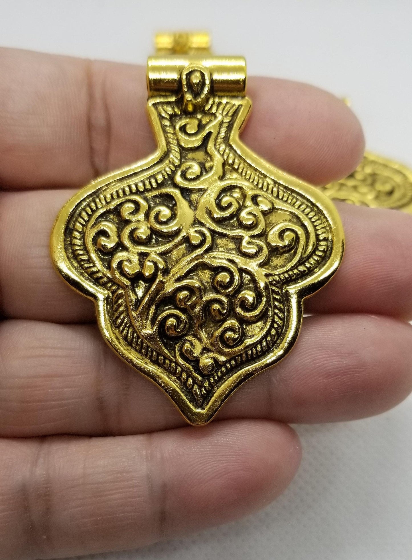 2 pieces Large Antique Gold Focal Pendant, Club Flower, Tibetan Style Brass Alloy, Big Pendants, Antique Golden, 58x46x3mm, Hole 4mm